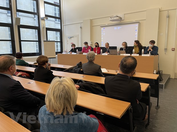 A seminar about Vietnam held in Paris